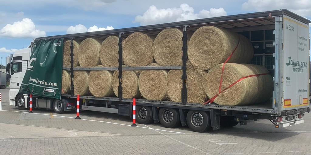 Heuballen aus Wolfsburg auf dem Weg ins Katastrophengebiet