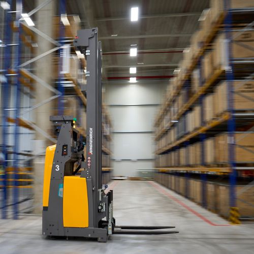 Jungheinrich Schubmaststapler im Lager