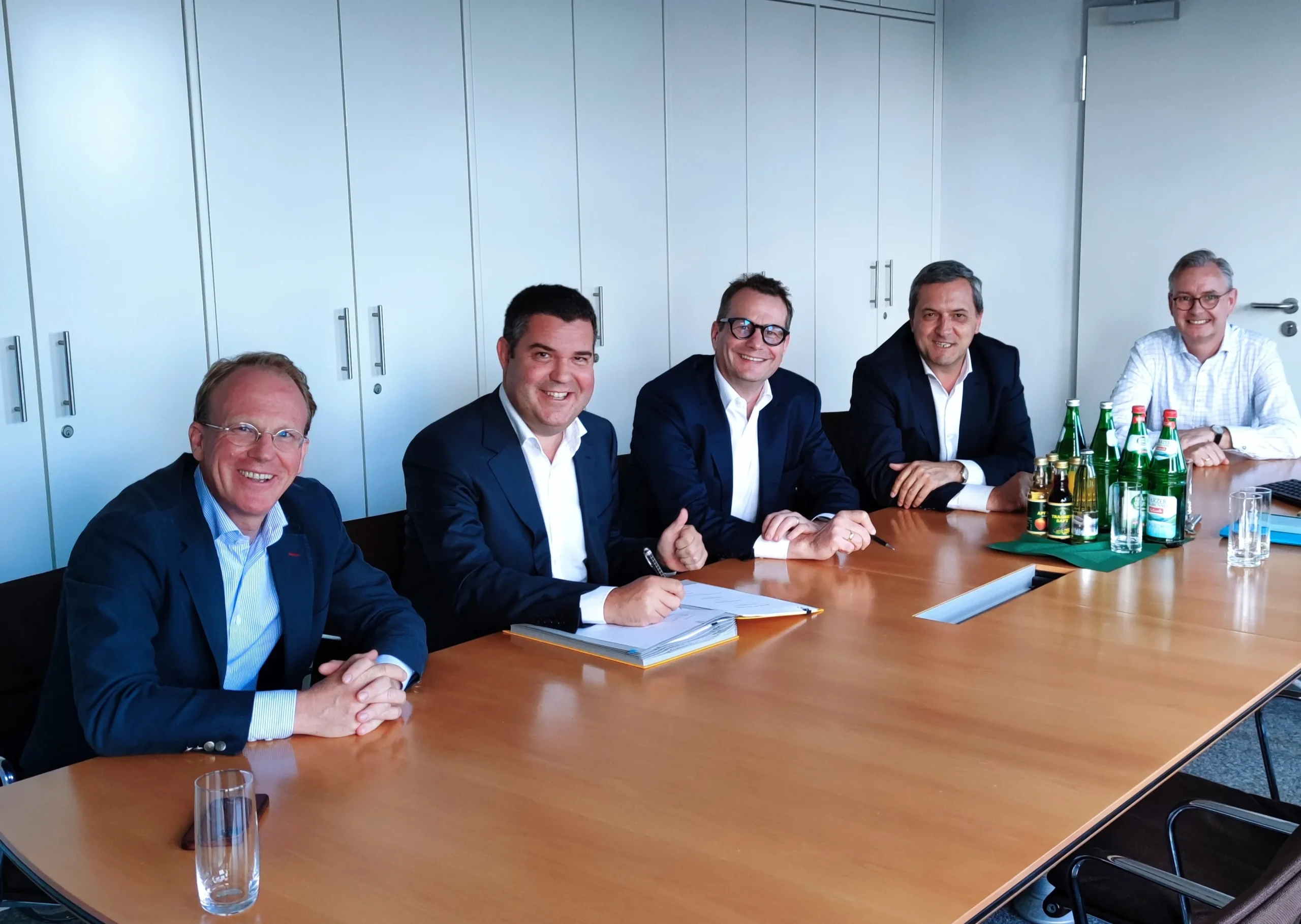 Unterzeichnung Vertrag Joint Venture Schnellecke Logistics und Brighten scaled